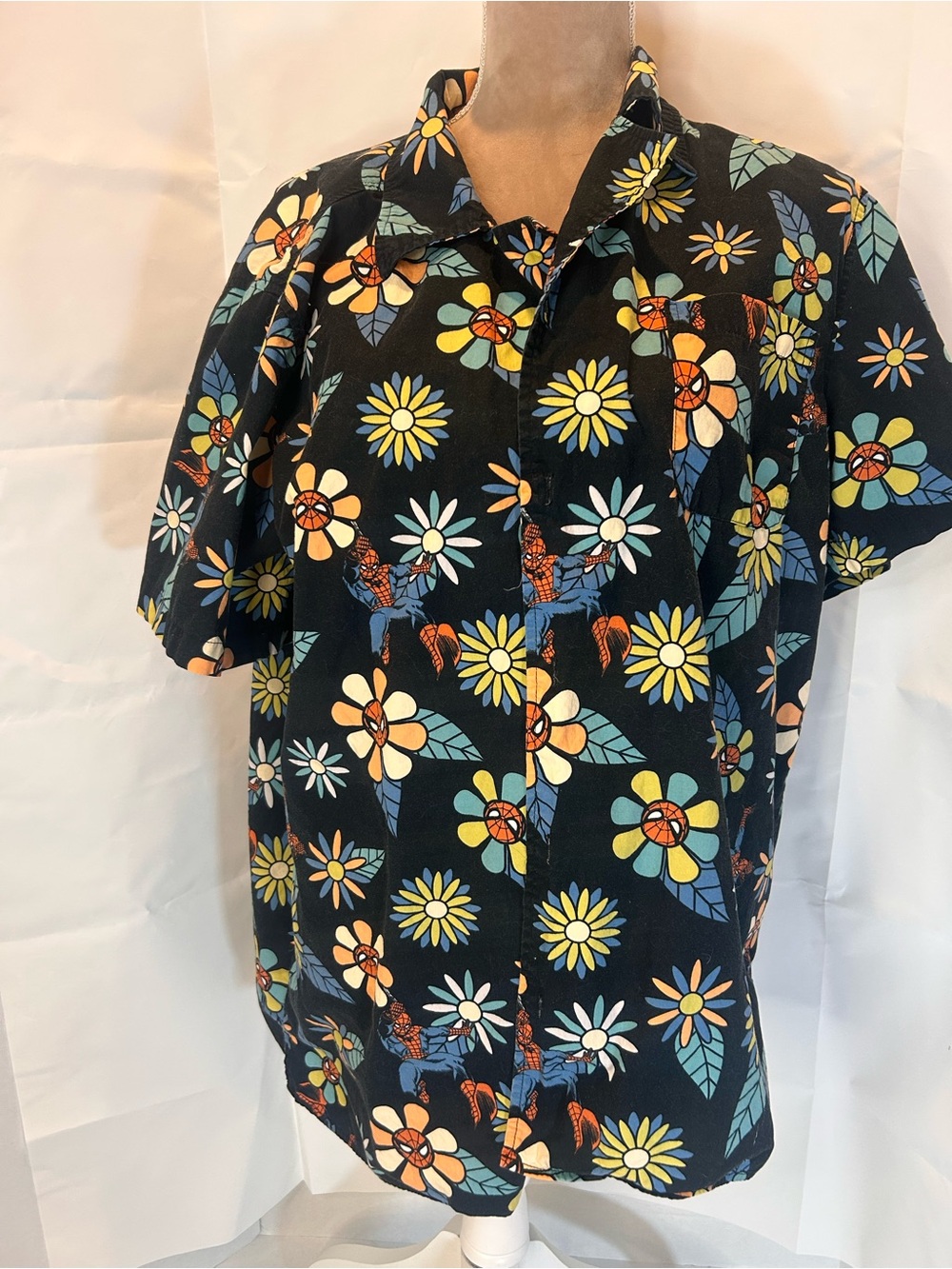 Marvel Spiderman Men's Black Floral Short-Sleeve Button-Up Shirt